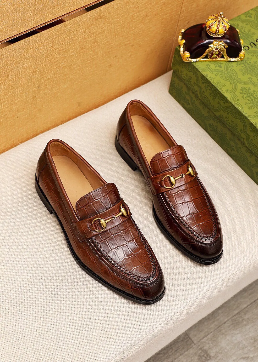 Men's shoes 💰460 💐 Product trademark: GUCCI "Gucci" casual leather shoes Regular size: 38-44 (45🉑️customized) Product materials: Selected imported first-layer calfskin embossed upper + luxury hardware buckle, imported water-dyed cow leather lining. Strong three-dimensional visual effect, combined outsole Color: 2⃣️colors available